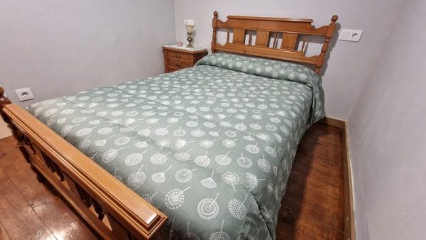 Cama de madera de habitación de Casa Engracia